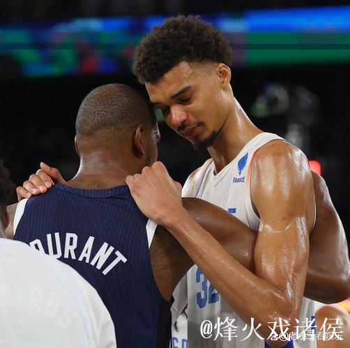 保罗和帕克场边观战，炮哥跟文班亚马开心拥抱